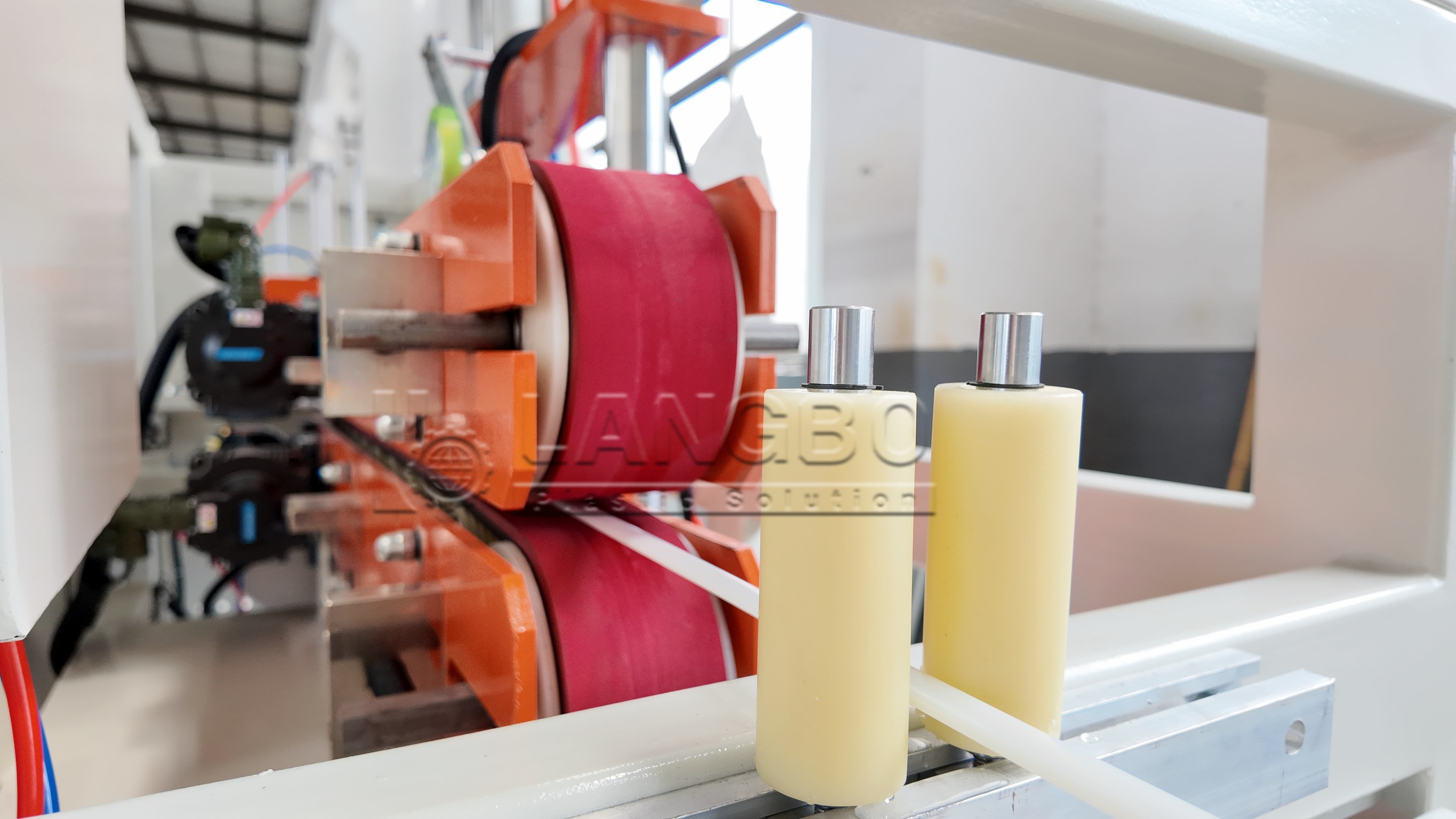 kasus perusahaan terbaru tentang Manufaktur Tabung Ringan PC Stabil Dicapai dengan Garis Ekstrusi di Industri LED Israel