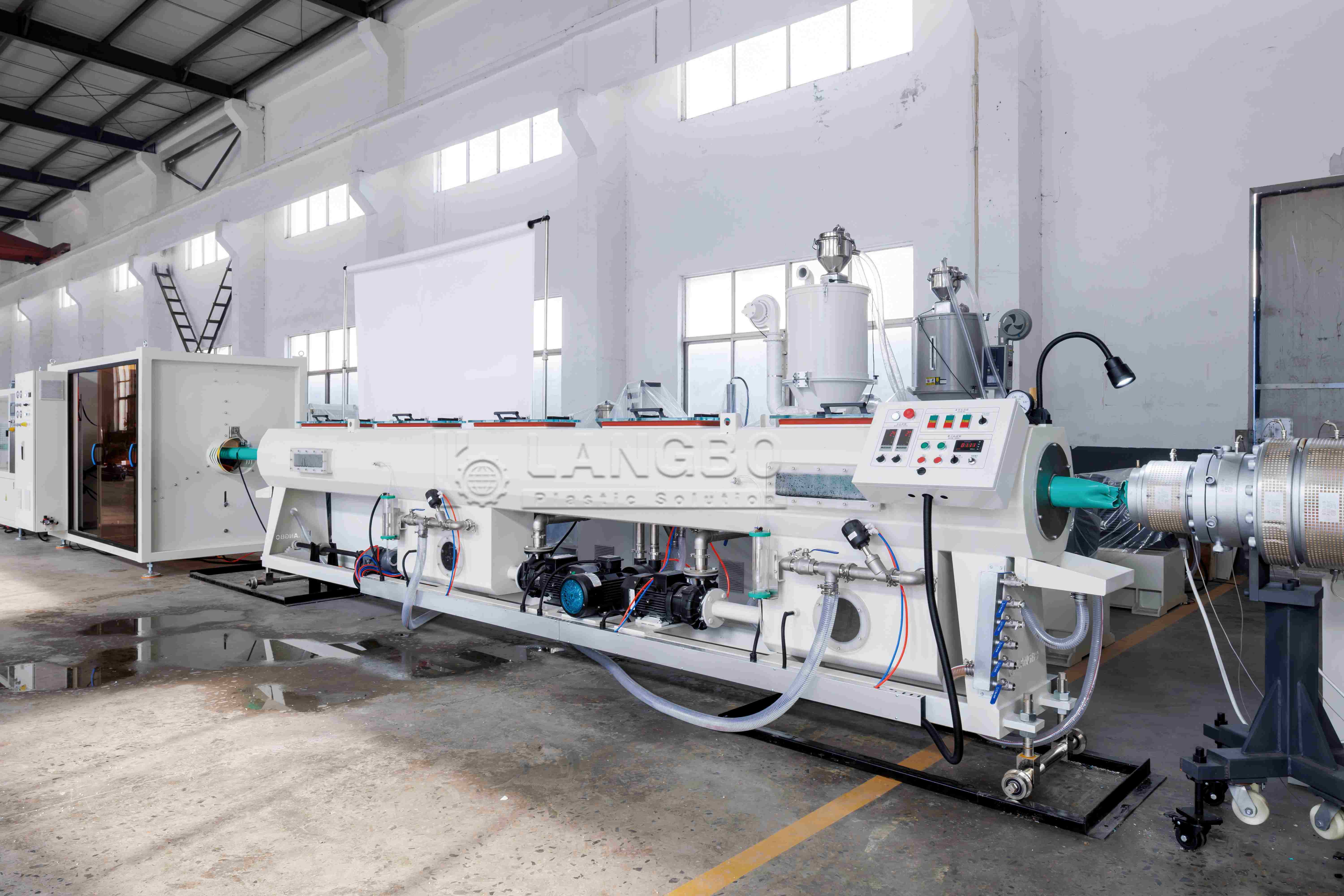 kasus perusahaan terbaru tentang Jalur Ekstrusi Pipa PVC ABA 68×160mm untuk Pabrik Pipa Infrastruktur di Britania Raya