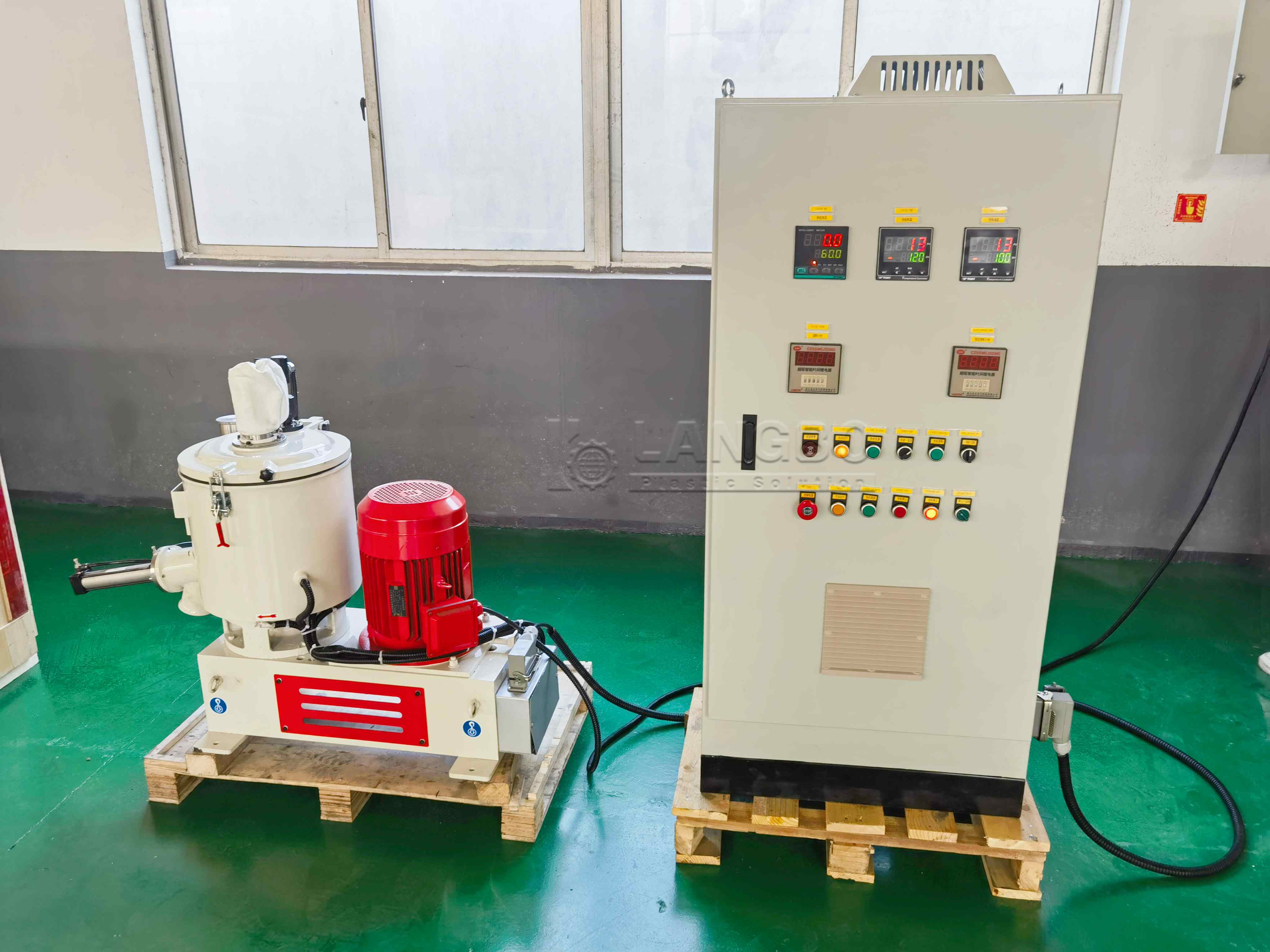kasus perusahaan terbaru tentang Sistem pengaduk kecepatan tinggi untuk produksi pipa dan profil PVC di Aljazair