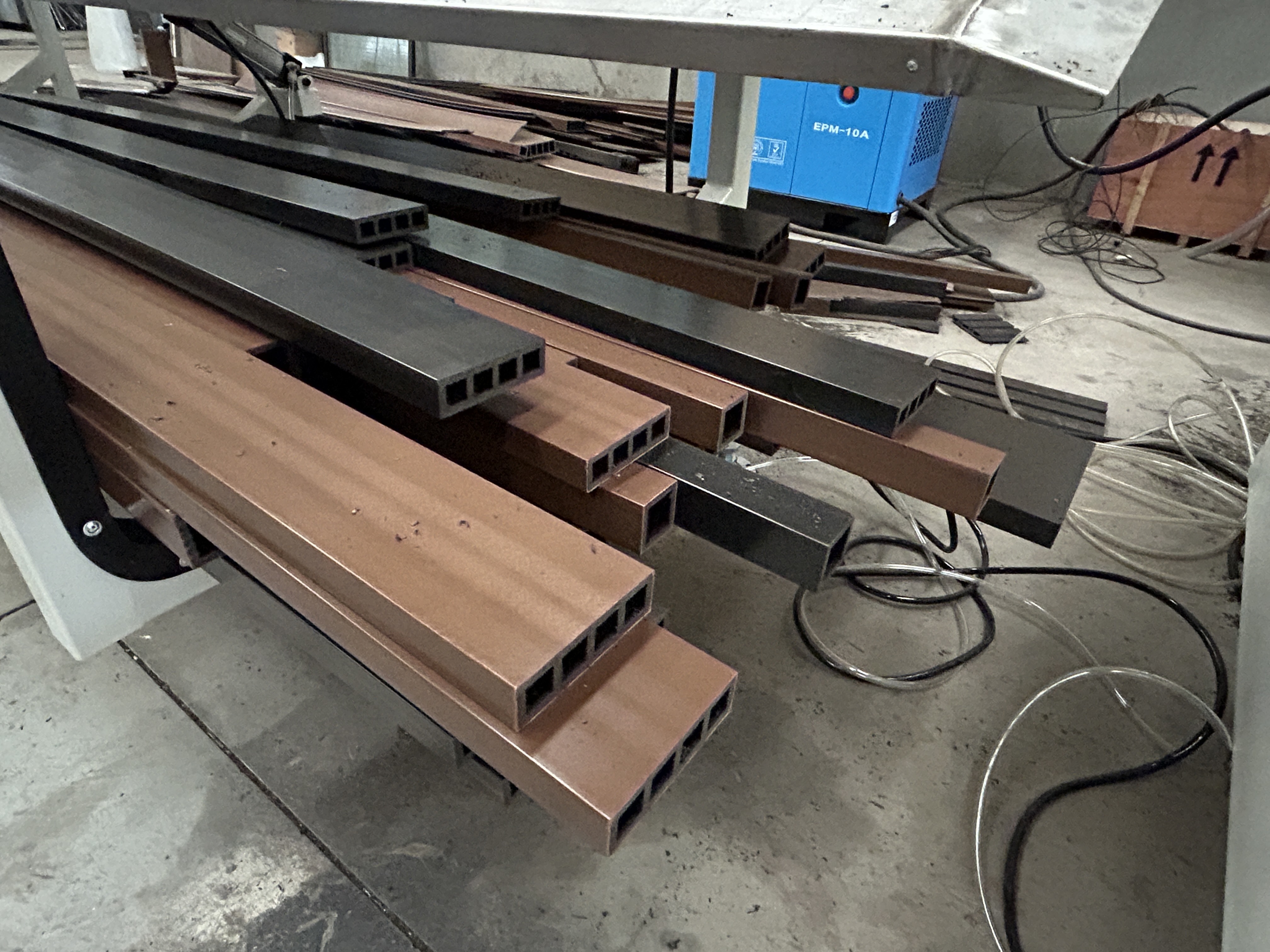 kasus perusahaan terbaru tentang Building a WPC Decking Manufacturing Solution for Outdoor Flooring Applications in Romania