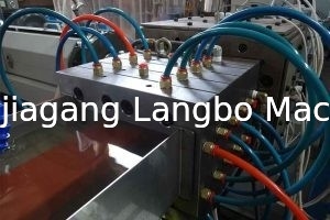 Garis Ekstrusi Profil Luar WPC Timbul 400KG / H 75KW