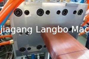 Garis Ekstrusi Profil Luar WPC Timbul 400KG / H 75KW