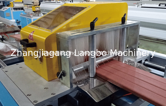 Garis Ekstrusi Profil Luar WPC Timbul 400KG / H 75KW
