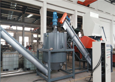 1000KG / H Kapasitas PET Daur Ulang Line Dengan Hot Washing Tanks Otomatis Beroperasi