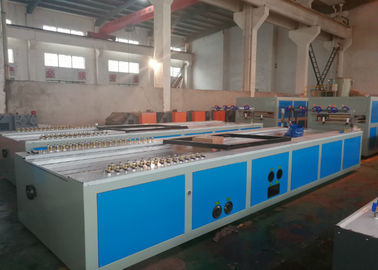 Kompatibilitas Cetakan Berukuran Berbagai Papan Profil PVC Extruder PC Mesin Pembuatan Ekstrusi Lembar Hollow