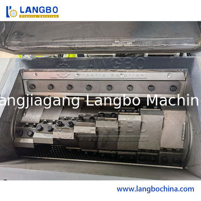 Pengeluaran yang disesuaikan 500-1000 Kg/H Kapasitas penghancur Mesin penghancur daur ulang plastik yang kuat untuk pipa plastik