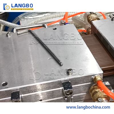 Populer Mudah Dioperasikan WPC Profil Ekstrusi Line Konsumsi Energi Rendah