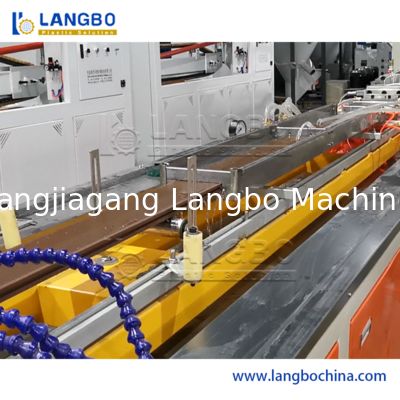 Arsitektur WPC Profil Ekstrusi Line 240MM Ukuran Produk 37KW Daya Motor