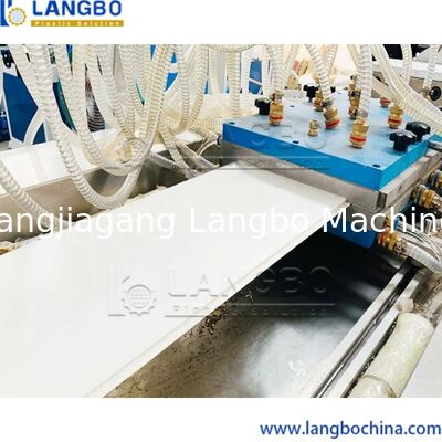 Otomatis Mesin Pembuat Lembaran PVC, 55KW Daya Berongga Panel PVC Line Produksi