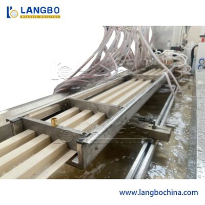 Papan Grating Serat Kayu Berkualitas Tinggi Panel Dinding WPC Indoor Modern Simple Concave Convex Four Groove Indoor Background Decoration Making Machine