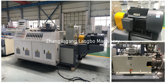 Taman Luar Ruangan WPC Decking Profile Extrusion Line 1240MM Tahan Air