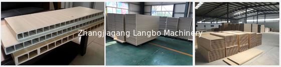 Kayu Plastik Profil Wpc Garis Ekstrusi Saw Cutter 300kg / H Ce Standar